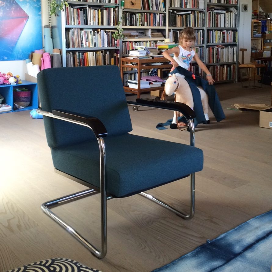 🎠 #atelier #courtepointière #armchair #embru #swissfurniture #maxmoser #textile #alex @creationbaumann #colors #design @tonatiuh_ambrosetti